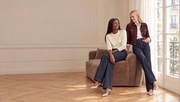 Denim RUYA — jeans bleus portés avec une maille écrue et une veste bordeaux