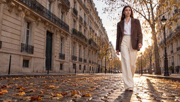 RUYA — blazer marron, chemise blanche et pantalon crème, rue parisienne en automne