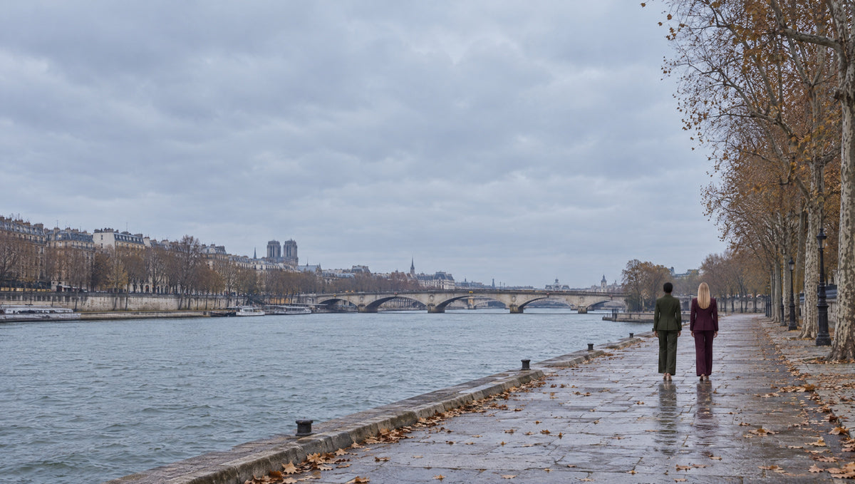 RUYA — deux ensembles tailleur olive et bordeaux sur les quais de Seines1