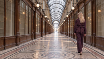 RUYA — ensemble denim bordeaux dans un passage couvert parisien