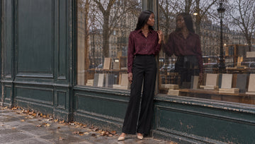 RUYA — chemise jacquard bordeaux et pantalon noir, reflet en vitrine