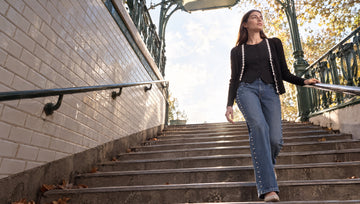 RUYA — jean clouté, gilet et cardigan noirs, sortie de métro parisien