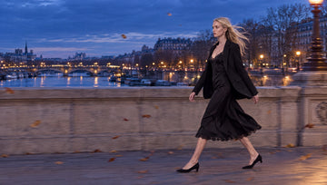 RUYA — nuisette satin noire et blazer noir au vent, pont à l'heure bleue