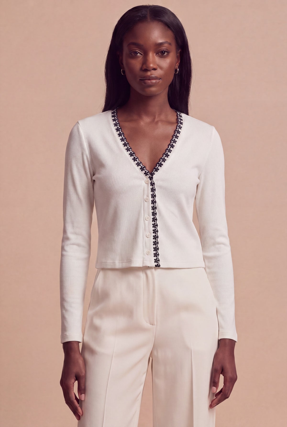 Cardigan Derya RUYA — Écru, détail buste