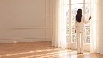 RUYA — silhouette de dos à contre-jour devant la fenêtre