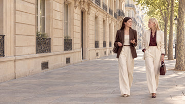 RUYA — duo en marche sur un trottoir parisien