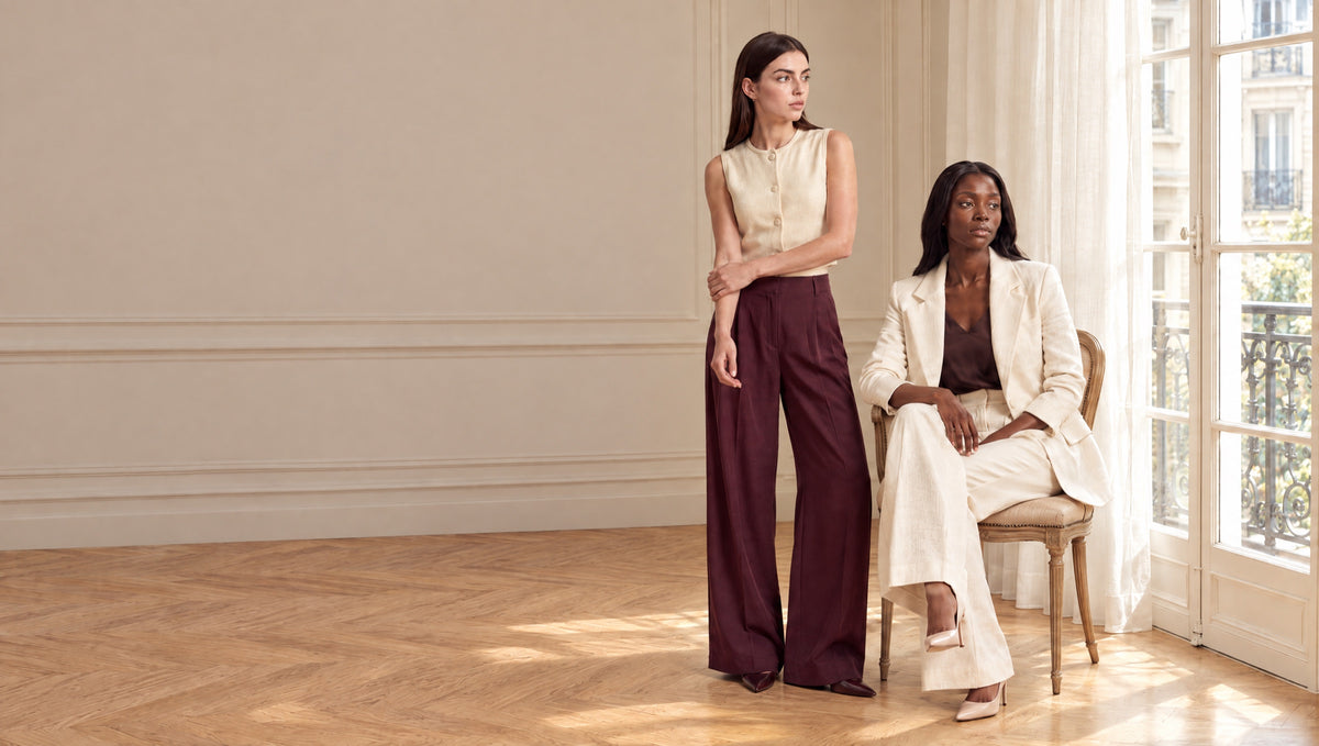 RUYA — deux silhouettes dans un salon parisien, lumière naturelle
